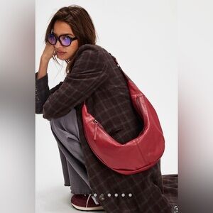 NEW FREE PEOPLE LEATHER IDLE HANDS SLING BAG NWT